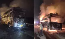 एक्सप्रेस वे पर डबल डेकर बस जलकर खाक- सोते यात्रियों को चालक ने ऐसे... एक्सप्रेस वे पर डबल डेकर बस जलकर खाक- सोते यात्रियों को चालक ने ऐसे...