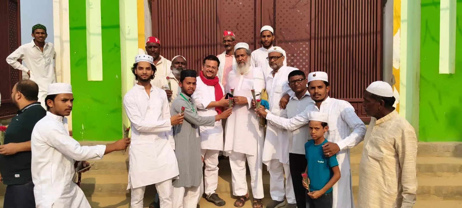 सपा नेता ने ईदगाह जाकर नमाजियों को गुलाब भेंट कर दी ईद की मुबारकबाद सपा नेता ने ईदगाह जाकर नमाजियों को गुलाब भेंट कर दी ईद की मुबारकबाद