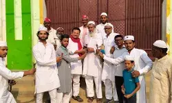 सपा नेता ने ईदगाह जाकर नमाजियों को गुलाब भेंट कर दी ईद की मुबारकबाद सपा नेता ने ईदगाह जाकर नमाजियों को गुलाब भेंट कर दी ईद की मुबारकबाद