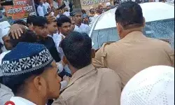 नमाजियों की गाड़ी का तोड़ा शीशा-हंगामा कर लगाया जाम नमाजियों की गाड़ी का तोड़ा शीशा-हंगामा कर लगाया जाम