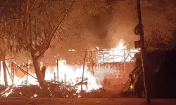 कब्रिस्तान के पास झुग्गी झोपड़ियों में आग-बुझाने में झुलस गए.. कब्रिस्तान के पास झुग्गी झोपड़ियों में आग-बुझाने में झुलस गए..