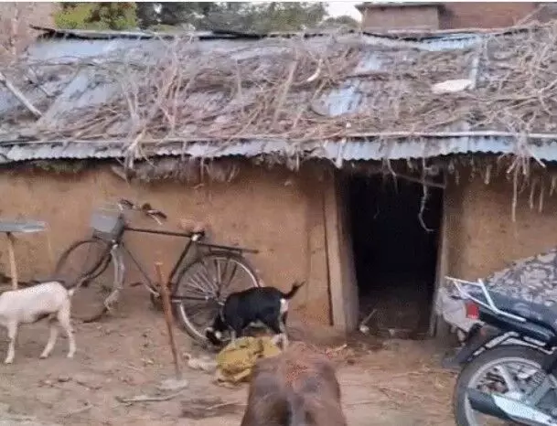 खुद का गला काटकर मुस्लिम ने दी कुर्बानी- लिखा बकरीद पर लोग बकरे.. खुद का गला काटकर मुस्लिम ने दी कुर्बानी- लिखा बकरीद पर लोग बकरे..