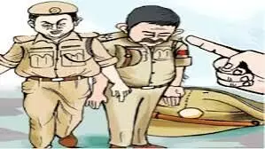 दरोगा व सिपाही ने मुकदमें से नाम हटाने को मांगी रिश्वत- दोनों सस्पेंड दरोगा व सिपाही ने मुकदमें से नाम हटाने को मांगी रिश्वत- दोनों सस्पेंड