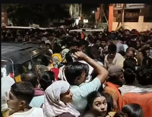 बांके बिहारी के दर्शन को 2 किलोमीटर लाइन- जूते चप्पलों से भरी गलियां बांके बिहारी के दर्शन को 2 किलोमीटर लाइन- जूते चप्पलों से भरी गलियां
