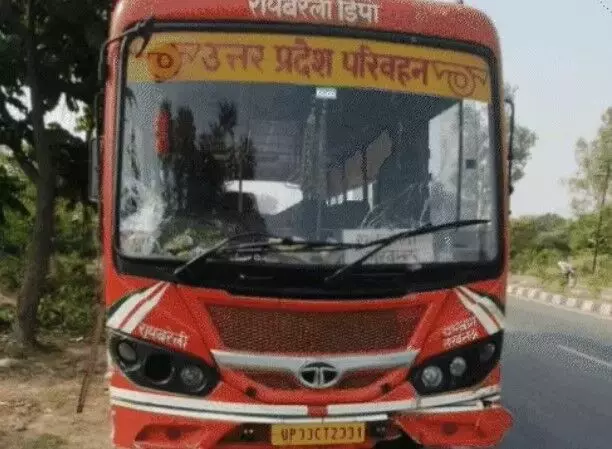 महिला पुरुष को रौंदने के बाद दुकान में घुसी रोडवेज बस- महिला की मौत महिला पुरुष को रौंदने के बाद दुकान में घुसी रोडवेज बस- महिला की मौत