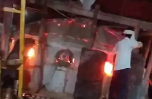श्रम विभाग का छापा- छुट्टी पर भी चल रहा था काम- कारखाने से मजदूरों को छुड़ाया श्रम विभाग का छापा- छुट्टी पर भी चल रहा था काम- कारखाने से मजदूरों को छुड़ाया