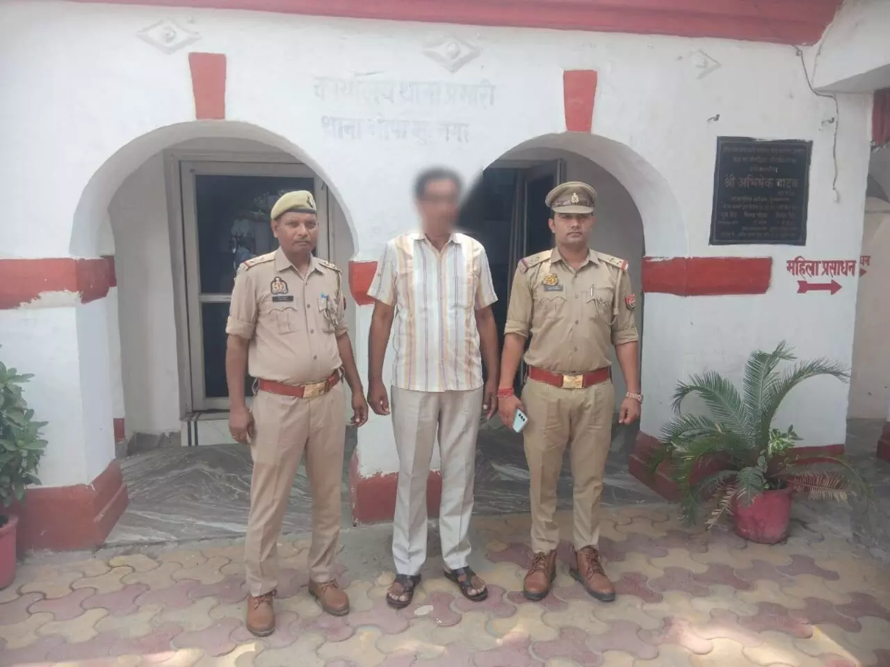 इलाज को आई लड़की छेड़छाड़ कर रेप का प्रयास- पूर्व BJP मंडल अध्यक्ष गिरफ्तार इलाज को आई लड़की छेड़छाड़ कर रेप का प्रयास- पूर्व BJP मंडल अध्यक्ष गिरफ्तार