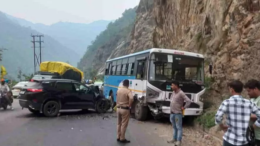 पहाड़ों में हादसा- रोडवेज बस एवं यात्री कार की भिड़ंत- गाड़ी के उड़े परखच्चे पहाड़ों में हादसा- रोडवेज बस एवं यात्री कार की भिड़ंत- गाड़ी के उड़े परखच्चे