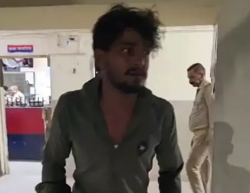 REEL के लिए स्टंट-बस के आगे लगाई बाइक-की मारपीट-अब गिड़गिड़ाया REEL के लिए स्टंट-बस के आगे लगाई बाइक-की मारपीट-अब गिड़गिड़ाया