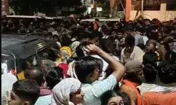 बांके बिहारी के दर्शन को 2 किलोमीटर लाइन- जूते चप्पलों से भरी गलियां बांके बिहारी के दर्शन को 2 किलोमीटर लाइन- जूते चप्पलों से भरी गलियां