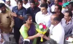 DM की चुप्पी से आग बबूला हुई मंत्री ने दूर फेंककर मारा बुके DM की चुप्पी से आग बबूला हुई मंत्री ने दूर फेंककर मारा बुके