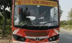 महिला पुरुष को रौंदने के बाद दुकान में घुसी रोडवेज बस- महिला की मौत महिला पुरुष को रौंदने के बाद दुकान में घुसी रोडवेज बस- महिला की मौत