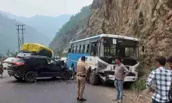 पहाड़ों में हादसा- रोडवेज बस एवं यात्री कार की भिड़ंत- गाड़ी के उड़े परखच्चे पहाड़ों में हादसा- रोडवेज बस एवं यात्री कार की भिड़ंत- गाड़ी के उड़े परखच्चे