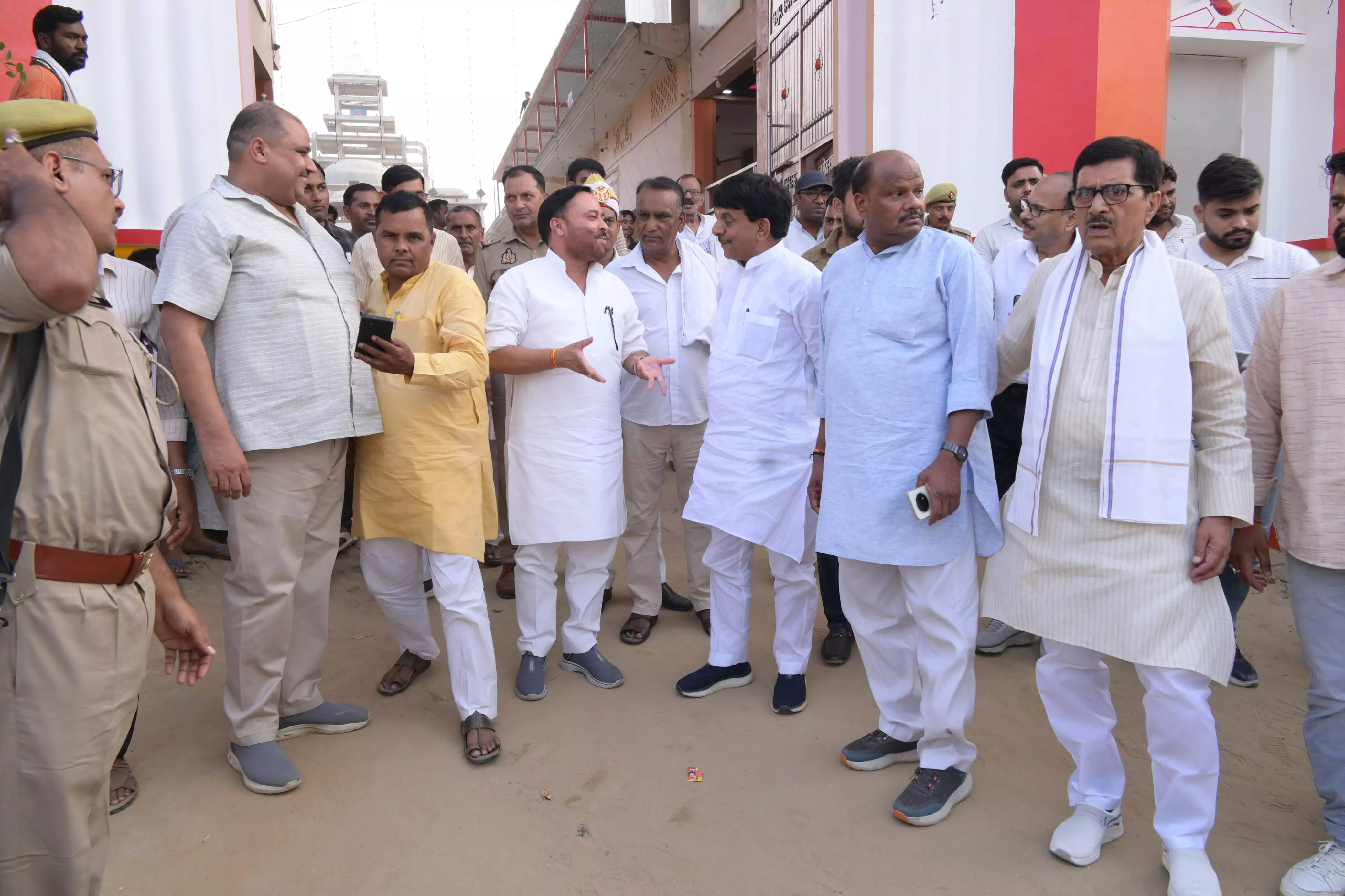 जल्द आ रहे हैं सीएम योगी- दोनों मंत्रियों ने लिया व्यवस्थाओं का जायजा जल्द आ रहे हैं सीएम योगी- दोनों मंत्रियों ने लिया व्यवस्थाओं का जायजा
