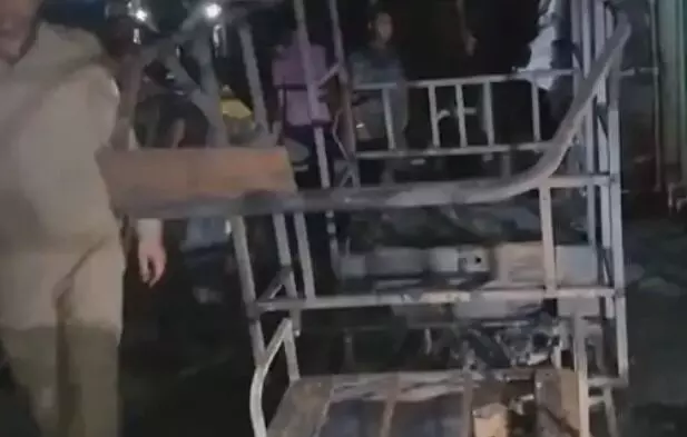 ई रिक्शा चार्जिंग के दौरान लगी आग- ई रिक्शा कई बाइक खाक- जिंदा जलकर.. ई रिक्शा चार्जिंग के दौरान लगी आग- ई रिक्शा कई बाइक खाक- जिंदा जलकर..