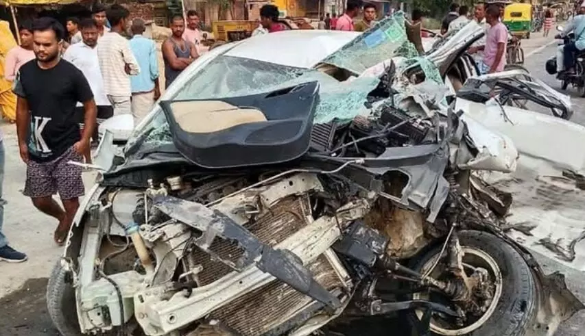 हाईवे पर खड़े ट्रक से टकराई कार- पिता पुत्र समेत चली गई तीन की जान हाईवे पर खड़े ट्रक से टकराई कार- पिता पुत्र समेत चली गई तीन की जान