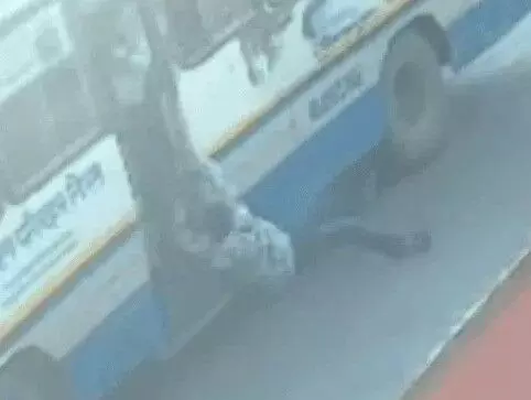 तीन बहनों के इकलौते भाई की जिंदगी पर मौत का झपट्टा- चलती बस से.. तीन बहनों के इकलौते भाई की जिंदगी पर मौत का झपट्टा- चलती बस से..