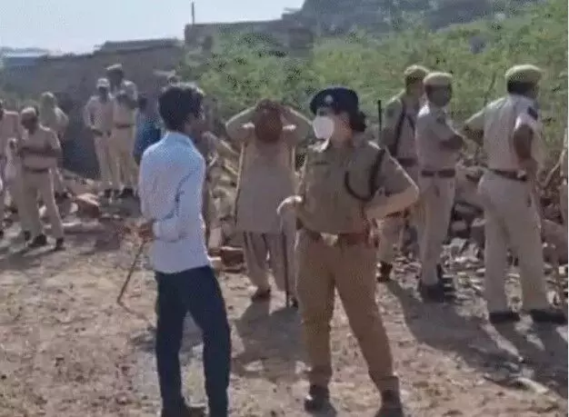 अतिक्रमणकारियों का नगर निगम एवं पुलिस पर हमला- मौके से भागकर.. अतिक्रमणकारियों का नगर निगम एवं पुलिस पर हमला- मौके से भागकर..