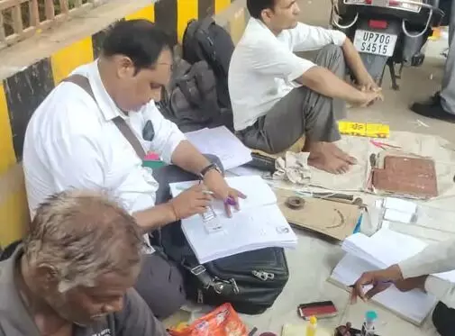 रात के अंधेरे में बुलडोजर कार्यवाही- वकीलों की कुर्सी मेज व दुकानें.. रात के अंधेरे में बुलडोजर कार्यवाही- वकीलों की कुर्सी मेज व दुकानें..