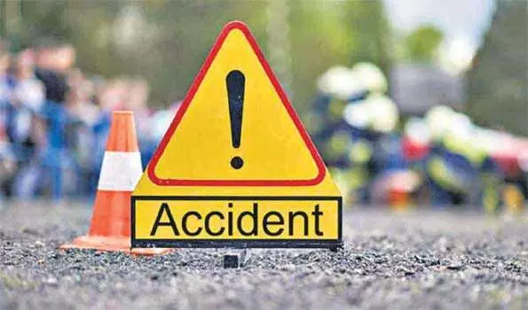कार-ट्रक में भीषण टक्कर, तीन मरे और तीन हुए घायल कार-ट्रक में भीषण टक्कर, तीन मरे और तीन हुए घायल