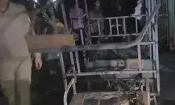 ई रिक्शा चार्जिंग के दौरान लगी आग- ई रिक्शा कई बाइक खाक- जिंदा जलकर..