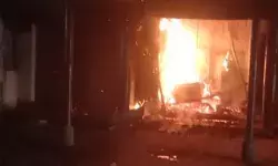 PNB के एटीएम में लगी आग- धूं धूं करके घंटे भर तक जलता रहा ATM PNB के एटीएम में लगी आग- धूं धूं करके घंटे भर तक जलता रहा ATM