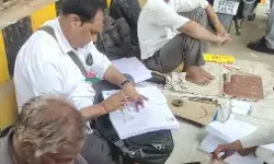 रात के अंधेरे में बुलडोजर कार्यवाही- वकीलों की कुर्सी मेज व दुकानें.. रात के अंधेरे में बुलडोजर कार्यवाही- वकीलों की कुर्सी मेज व दुकानें..