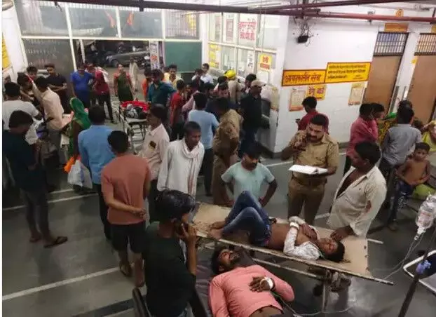 लखनऊ जा रही रोडवेज बस खड़े ट्रक से टकराई- मौके पर चीख पुकार लखनऊ जा रही रोडवेज बस खड़े ट्रक से टकराई- मौके पर चीख पुकार