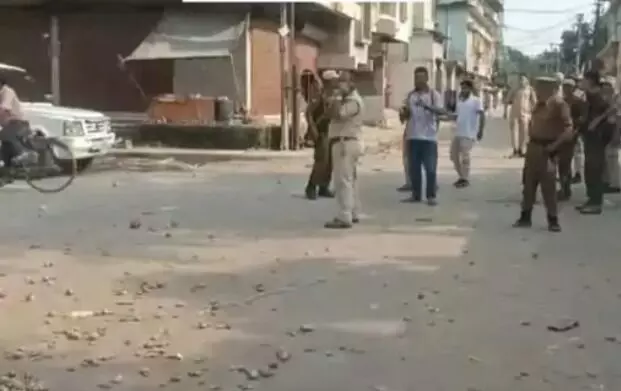 मंदिर के पास गोमांस मिलने से पब्लिक सड़कों पर-छोडनी पड़ी आंसू गैस मंदिर के पास गोमांस मिलने से पब्लिक सड़कों पर-छोडनी पड़ी आंसू गैस