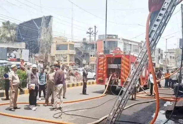 कपड़ों के शोरूम में लगी आग- बुझाने में तीन फायर फाइटर झुलसे कपड़ों के शोरूम में लगी आग- बुझाने में तीन फायर फाइटर झुलसे