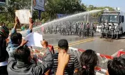 पुलिस ने प्रदर्शनकारियों पर चलायीं रबर की गोलियां पुलिस ने प्रदर्शनकारियों पर चलायीं रबर की गोलियां