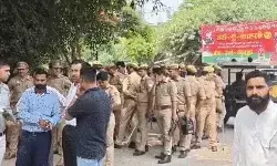 भारी पुलिस फोर्स के साये में खाली हो रहा सपा का दफ्तर- निकाला जा.. भारी पुलिस फोर्स के साये में खाली हो रहा सपा का दफ्तर- निकाला जा..