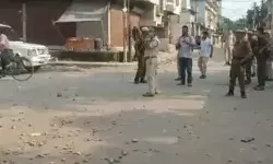 मंदिर के पास गोमांस मिलने से पब्लिक सड़कों पर-छोडनी पड़ी आंसू गैस