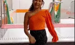 REEL के लिए कानपुर की कैटरीना के मेट्रो स्टेशन पर डांस के लटके झटके REEL के लिए कानपुर की कैटरीना के मेट्रो स्टेशन पर डांस के लटके झटके