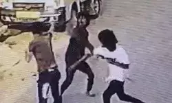 दारु पीने को पैसे नहीं देने पर दौड़ा दौड़ा कर पीटा- चाकू से सड़क पर फाड़ा पेट दारु पीने को पैसे नहीं देने पर दौड़ा दौड़ा कर पीटा- चाकू से सड़क पर फाड़ा पेट