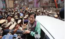एंटी डिमोलिशन प्रदर्शन में शामिल हुई पूर्व CM आतिशी हिरासत में ली गई एंटी डिमोलिशन प्रदर्शन में शामिल हुई पूर्व CM आतिशी हिरासत में ली गई