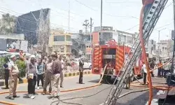 कपड़ों के शोरूम में लगी आग- बुझाने में तीन फायर फाइटर झुलसे कपड़ों के शोरूम में लगी आग- बुझाने में तीन फायर फाइटर झुलसे