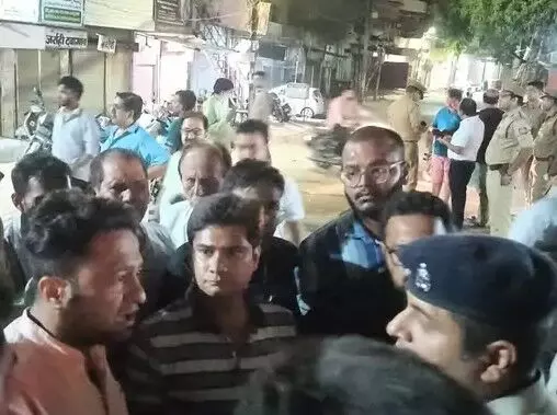 मंदिर के नजदीक फेंका पशु अवशेष भरा बोरा- हंगामा कर लगाया जाम मंदिर के नजदीक फेंका पशु अवशेष भरा बोरा- हंगामा कर लगाया जाम