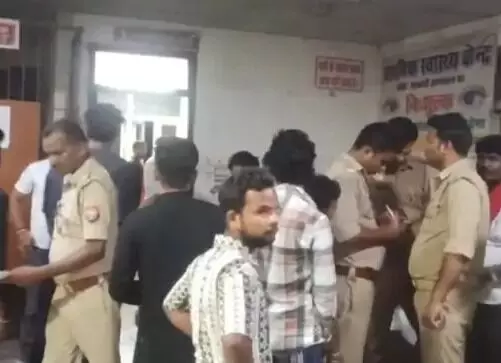 सड़क किनारे खड़ी ट्रैक्टर ट्राली ने ले ली बाइक सवार की जान- दो घायल सड़क किनारे खड़ी ट्रैक्टर ट्राली ने ले ली बाइक सवार की जान- दो घायल