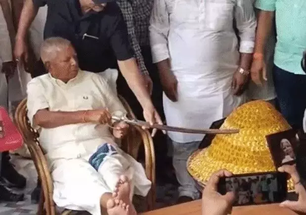 78 साल के हुए लालू की हनक बरकरार- बर्थडे पर तलवार से काटा केक 78 साल के हुए लालू की हनक बरकरार- बर्थडे पर तलवार से काटा केक