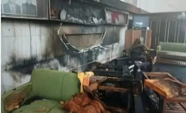 विधानसभा की लॉबी में लगी आग- पुरानी तस्वीर एवं फर्नीचर आग में जला विधानसभा की लॉबी में लगी आग- पुरानी तस्वीर एवं फर्नीचर आग में जला