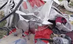 ट्रक की टक्कर से उड़े जीप के परखच्चे- दूल्हा दुल्हन समेत चली गई..... ट्रक की टक्कर से उड़े जीप के परखच्चे- दूल्हा दुल्हन समेत चली गई.....