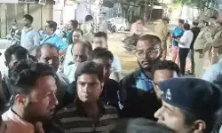 मंदिर के नजदीक फेंका पशु अवशेष भरा बोरा- हंगामा कर लगाया जाम मंदिर के नजदीक फेंका पशु अवशेष भरा बोरा- हंगामा कर लगाया जाम