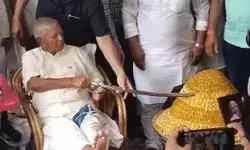 78 साल के हुए लालू की हनक बरकरार- बर्थडे पर तलवार से काटा केक 78 साल के हुए लालू की हनक बरकरार- बर्थडे पर तलवार से काटा केक