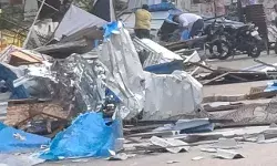 अवैध निर्माण पर एक्शन- कलेक्ट्रेट कचहरी के सामने चला बुलडोजर अवैध निर्माण पर एक्शन- कलेक्ट्रेट कचहरी के सामने चला बुलडोजर