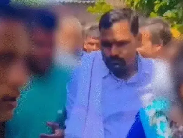 ब्याह रचाकर गांव में पहुंचे जीजा साली कुएं में कूदे- मशक्कत के बाद.... ब्याह रचाकर गांव में पहुंचे जीजा साली कुएं में कूदे- मशक्कत के बाद....