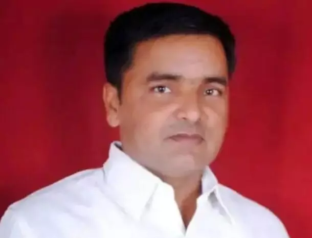 भाजपा नेता ने कार्यकर्ता के गाल पर जड़ा तमाचा- तान दी रिवाल्वर भाजपा नेता ने कार्यकर्ता के गाल पर जड़ा तमाचा- तान दी रिवाल्वर