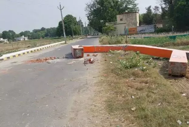 गांव का गेट तोड़ने के साथ ट्रक ने खंभा तोड़ गांव वालों को गर्मी से.... गांव का गेट तोड़ने के साथ ट्रक ने खंभा तोड़ गांव वालों को गर्मी से....