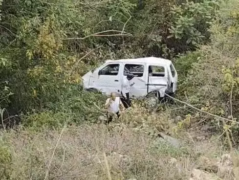 ज्वाला जी मंदिर से दर्शन करके लौट रहे श्रद्धालुओं की गाड़ी पलटी ज्वाला जी मंदिर से दर्शन करके लौट रहे श्रद्धालुओं की गाड़ी पलटी