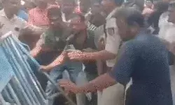 मंदिर के पास दुकान खोलने को लेकर बवाल- थाने पर पथराव- जलाए टायर.... मंदिर के पास दुकान खोलने को लेकर बवाल- थाने पर पथराव- जलाए टायर....